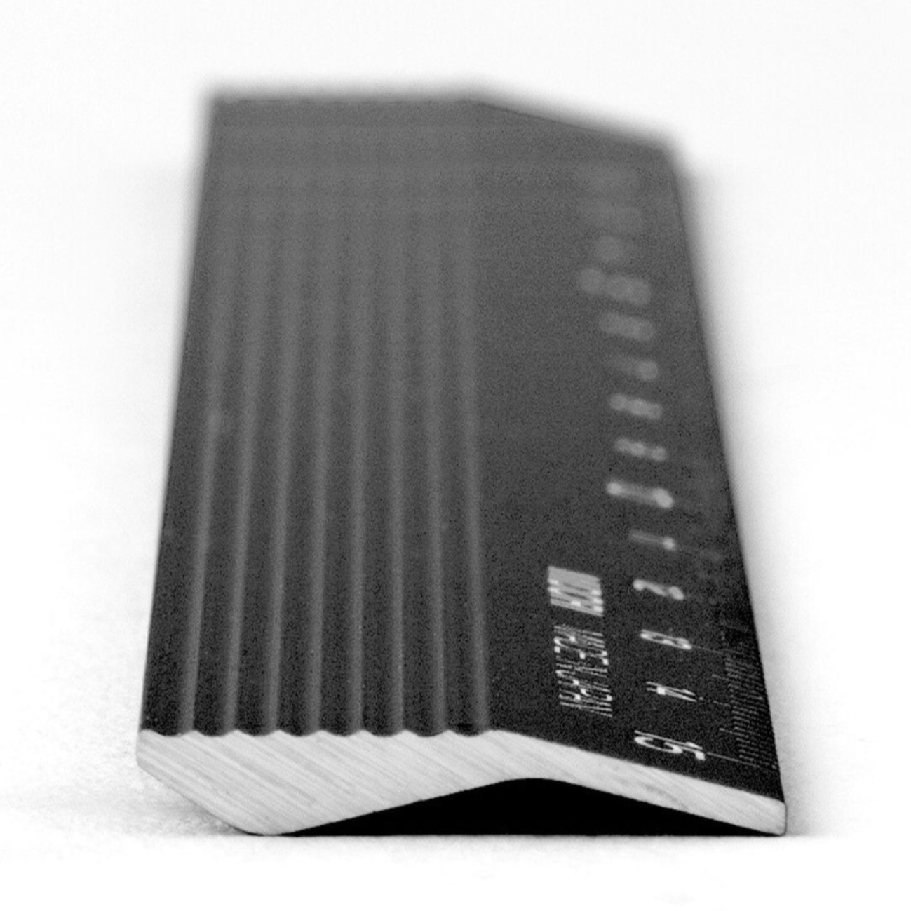 Midori_Aluminum_Ruler_Detail.png