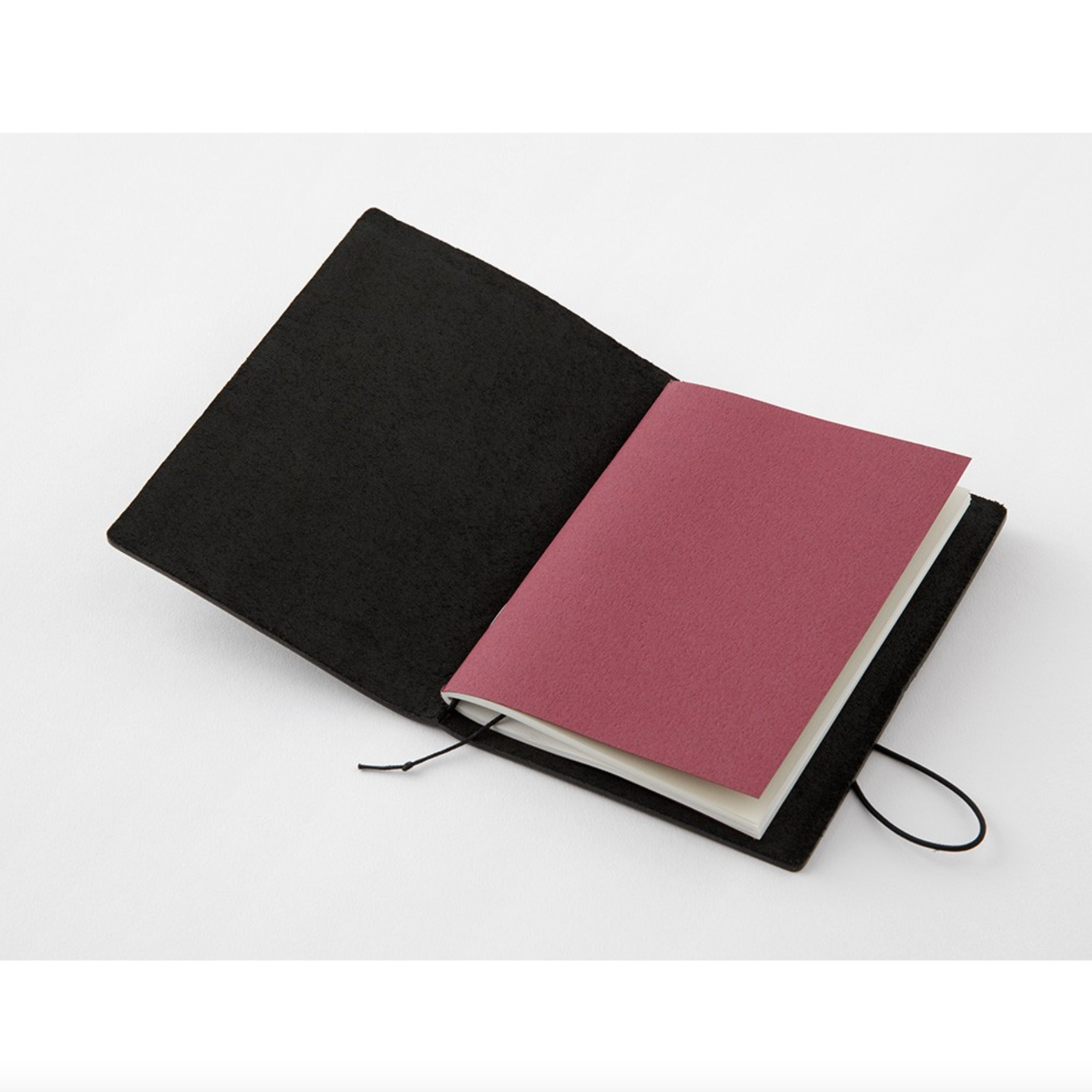 Travelers_Notebook_Passport_Leather_Cover_Insert_Detail.png