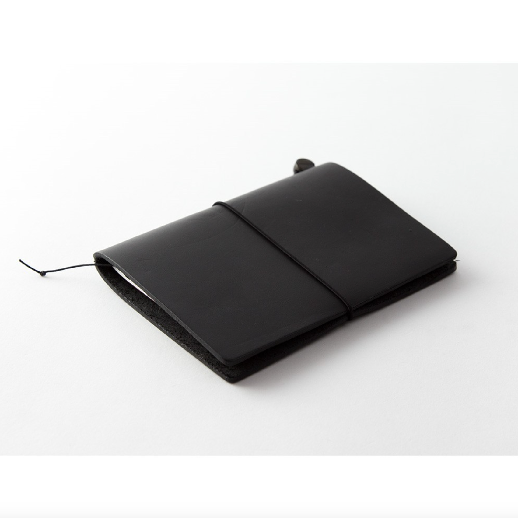Travelers_Notebook_Passport_Leather_Cover_Side_Detail.png